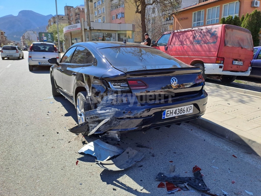 Шофьор се заби в паркирана кола на оживен булевард във Враца СНИМКИ