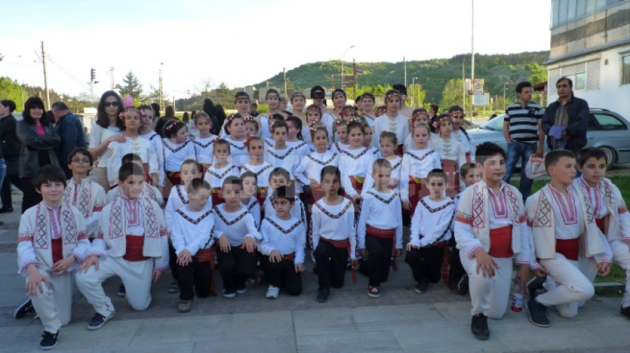 ДТС Мездренче предава на най-малките българския фолклор повече от 50 години