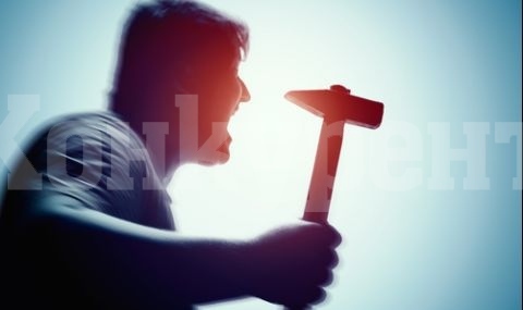 Съседски войни! Пиян видинчанин размаха чук посред нощ и заплаши комшията си