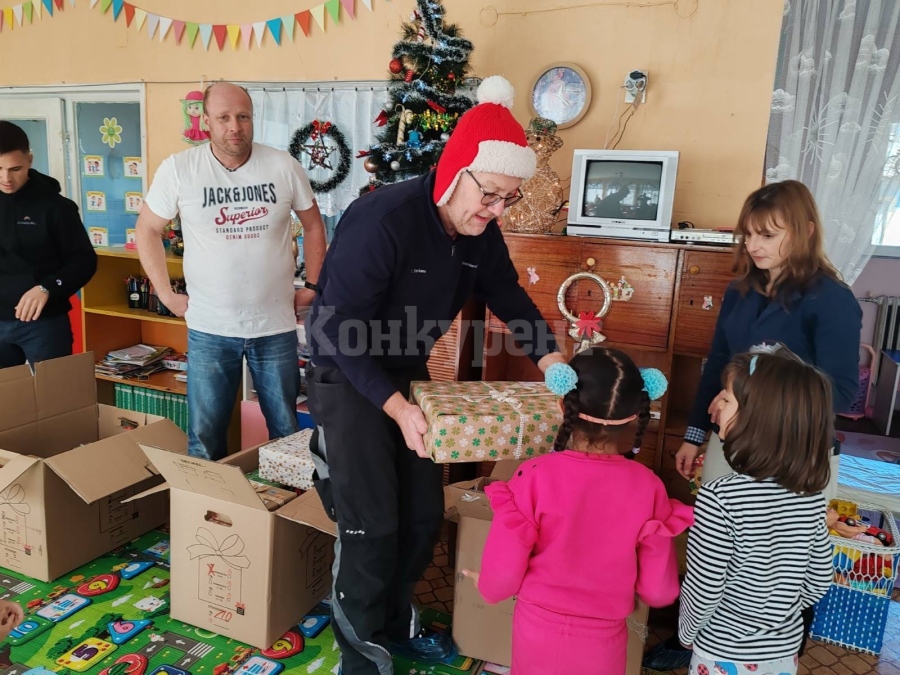 Децата на община Мизия днес получиха изненади - коледни подаръци СНИМКИ