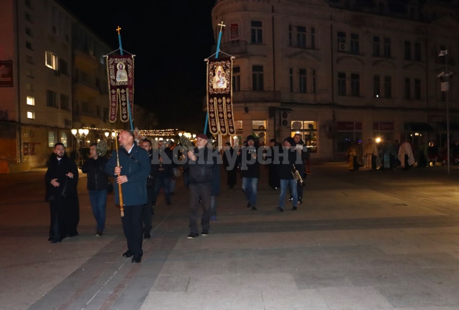 Видинчани посрещнаха голям дар за храма „Св. Николай Чудотворец“ в навечерието на празника СНИМКИ