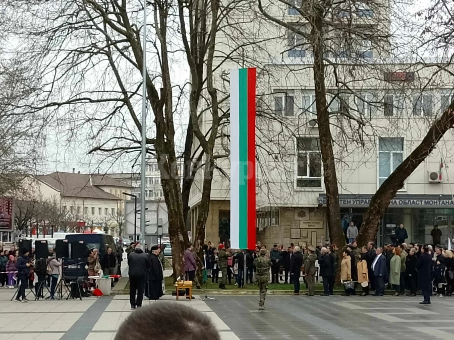 С военен ритуал в Монтана издигнаха националния трибагреник