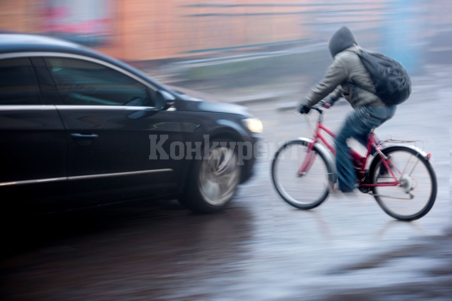 Възрастен шофьор помете колоездач с автомобила си