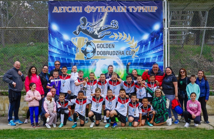 Набор 2012 на ОФК Локомотив (Мездра) - трети на Детския футболен турнир \