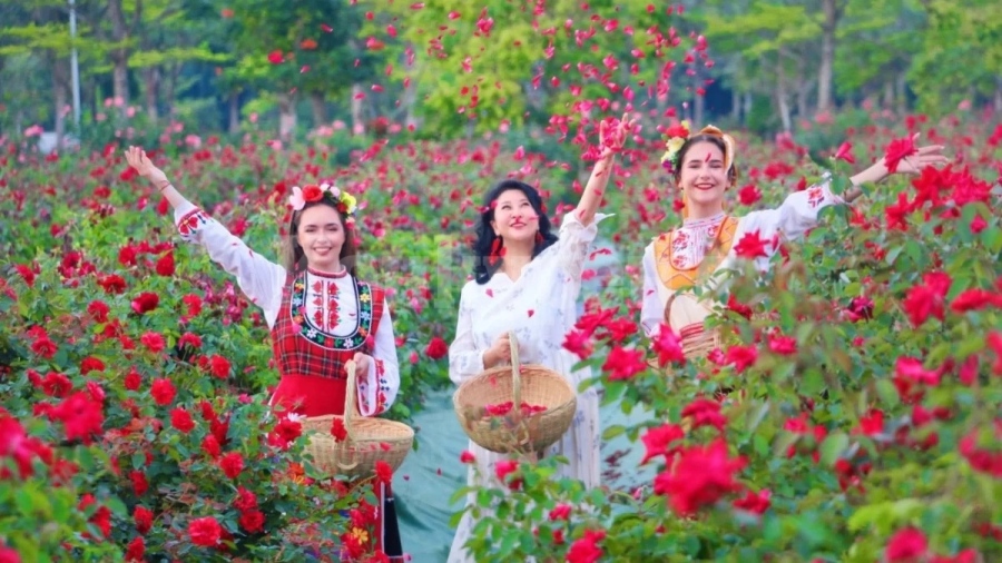 Две хубавици представиха България на фестивал на розата в Китай 