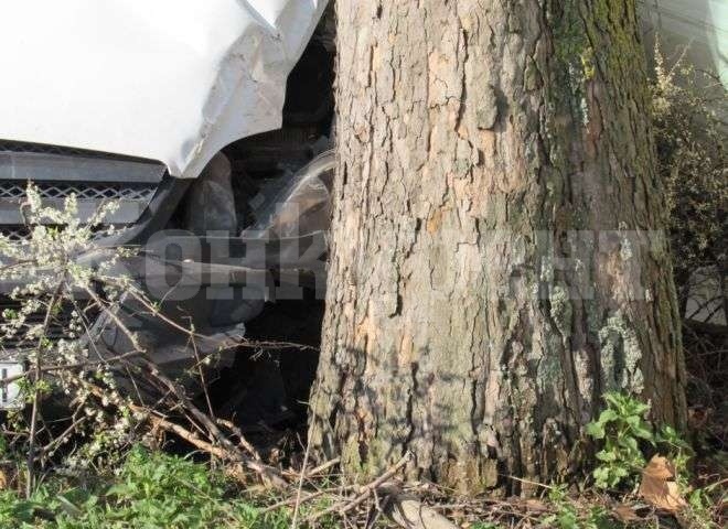 49-годишен с „Нисан“ отнесе три крайпътни дървета, ранена е спътничката му
