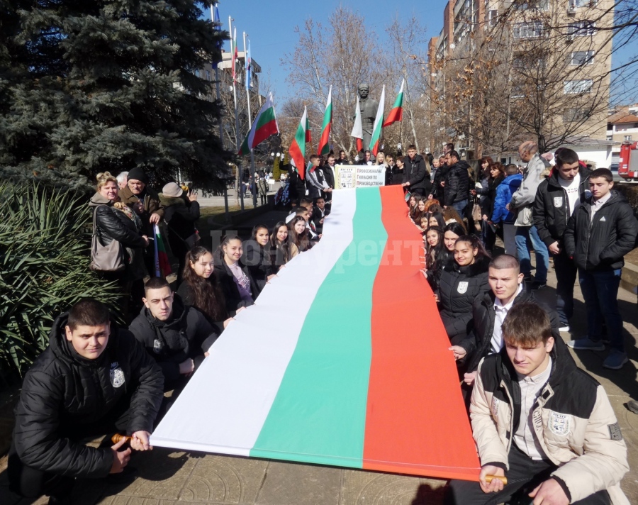Националният празник на Република България ломчани тържествено отбелязаха с патриотични песни
