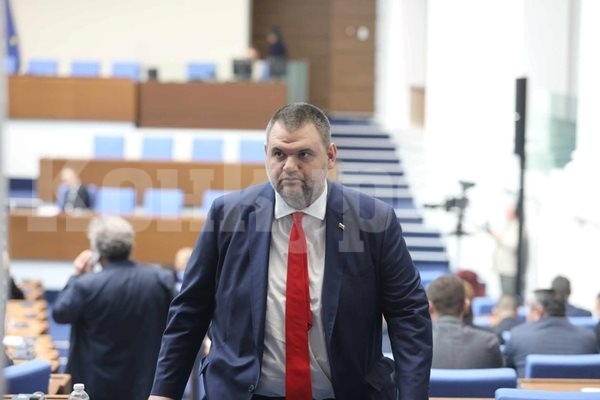 Пеевски иска държавни хранителни магазини в пощите