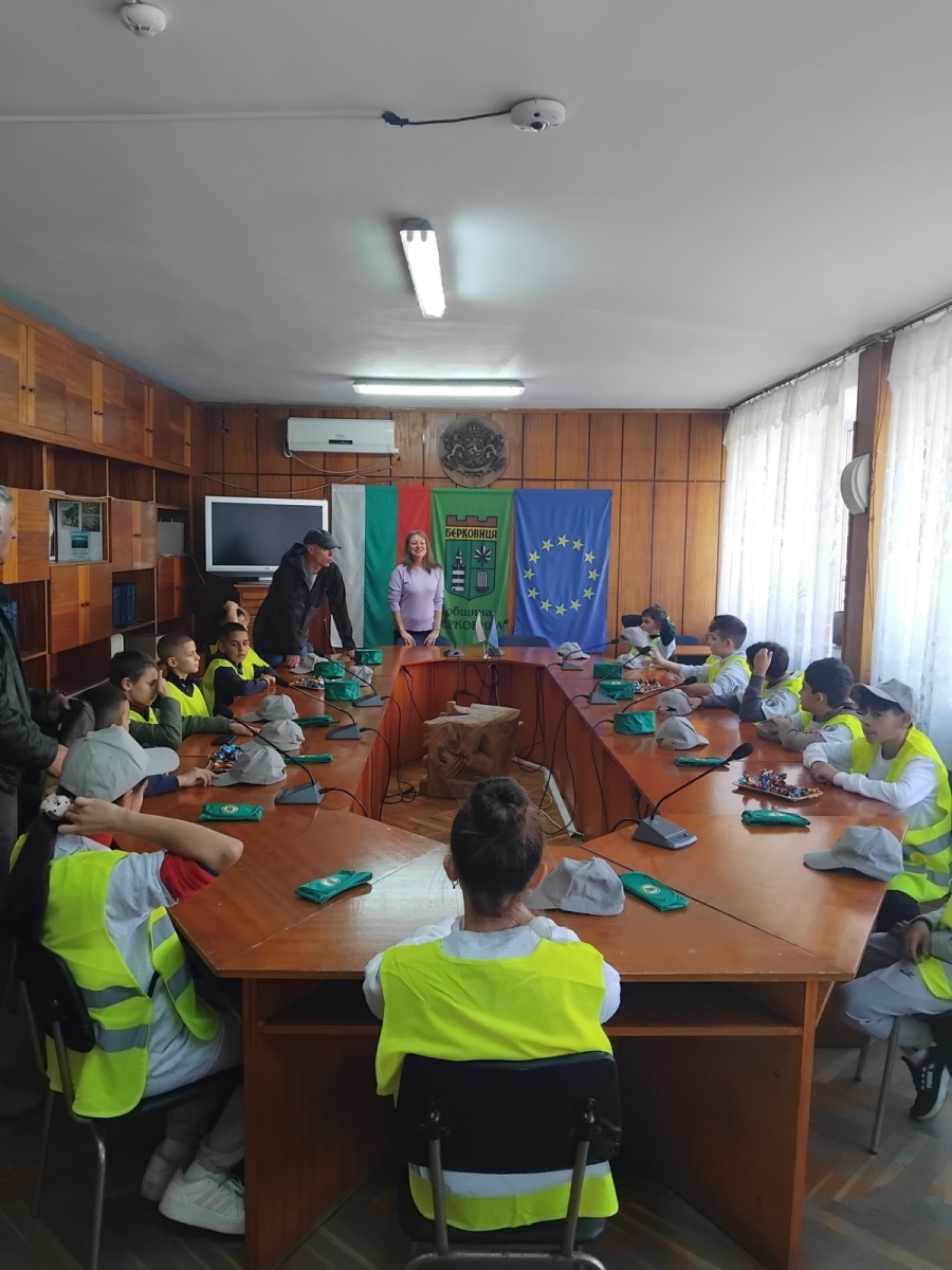 Ученици от Второ основно училище \