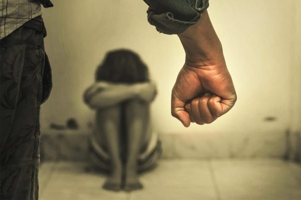 Арестуваха мъж, пребил жена си и я заплашил с пистолет