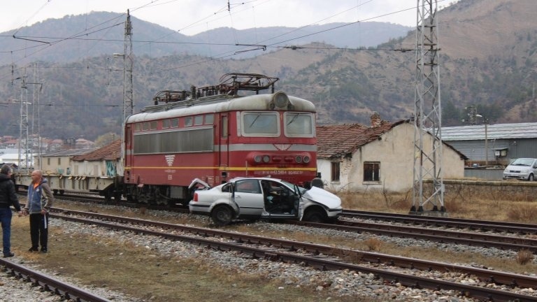 Влак отнесе „Пежо“ на ж.п. прелез край Берковица