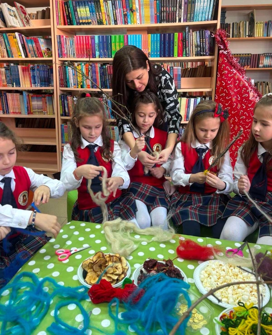 Работилница за сурвачки организираха в детския отдел на библиотеката във Враца