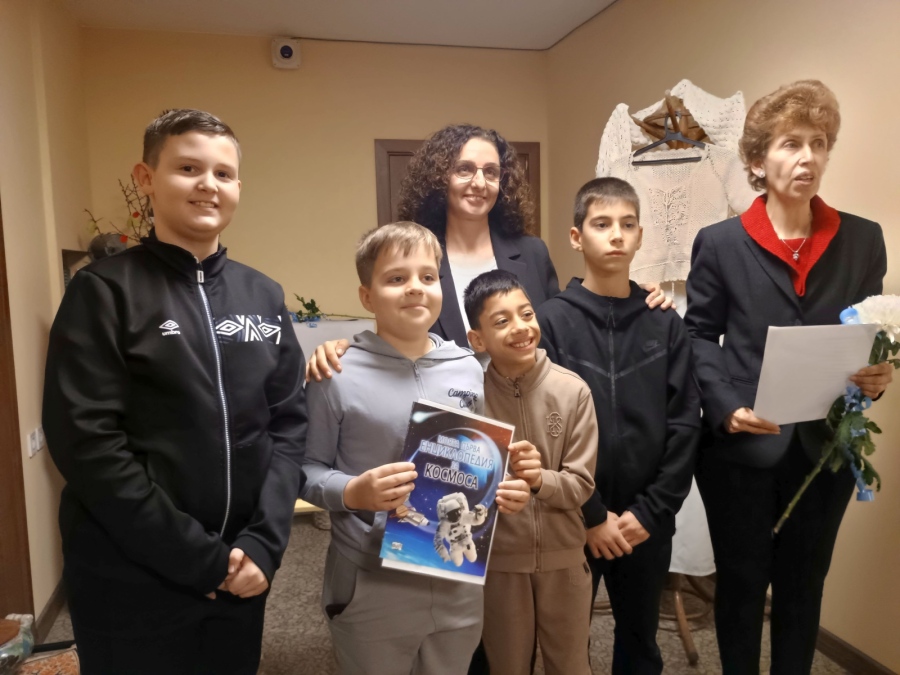 Читалищната библиотека в Мездра награди своите най-активни читатели през 2025 г. 