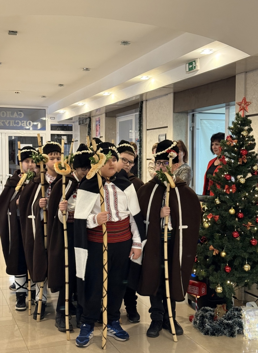 Коледарчета внесоха празнично настроение в офиса на НАП във Видин