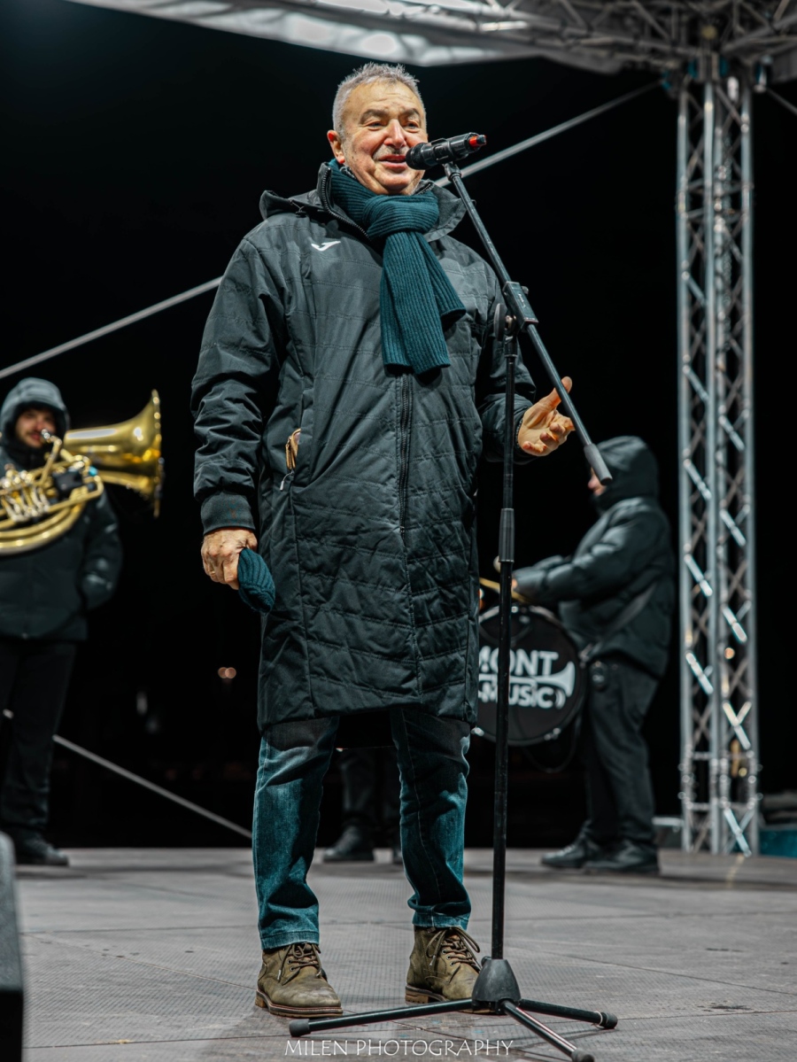 Малкият Виктор спечели 50-инчов телевизор от новогодишната томбола в Монтана