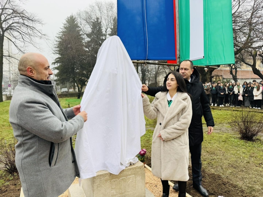 СУ „Христо Ботев“ - Враца с нов паметник на патрона си