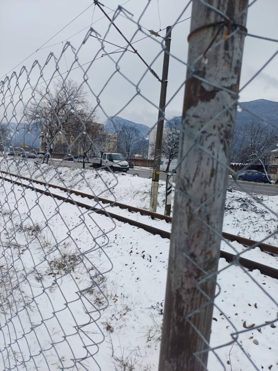 Срязаха новата ограда край жп линията във Враца 