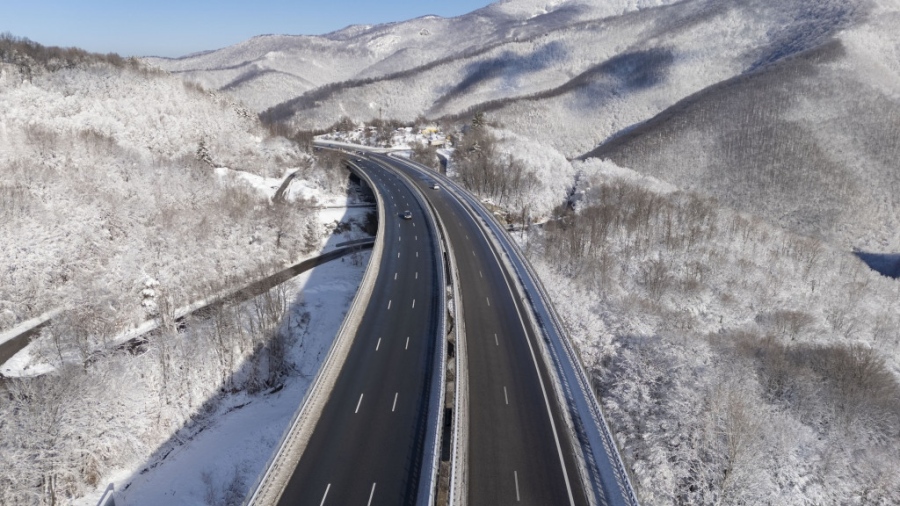 Шофьорите да тръгват с автомобили, готови за зимни условия. Днес прогнозите са за валежи от дъжд и сняг, възможни са поледици