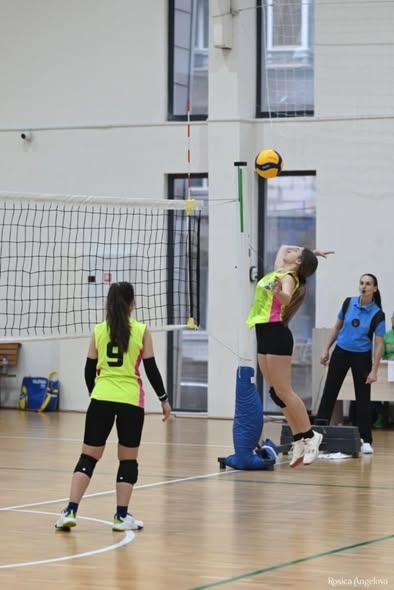 Учениците от СУ „Никола Войводов“ с призови места в класирането от Общински етап по волейбол