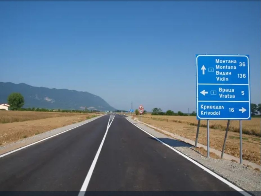 Огромни дупки и неравности изнервят шофьорите по пътя Враца – Монтана