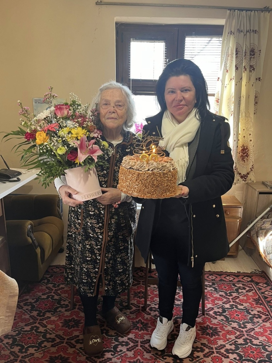 Кметът на община Козлодуй Маринела Николова посети баба Павлина, която отпразнува своя 90-годишен юбилей