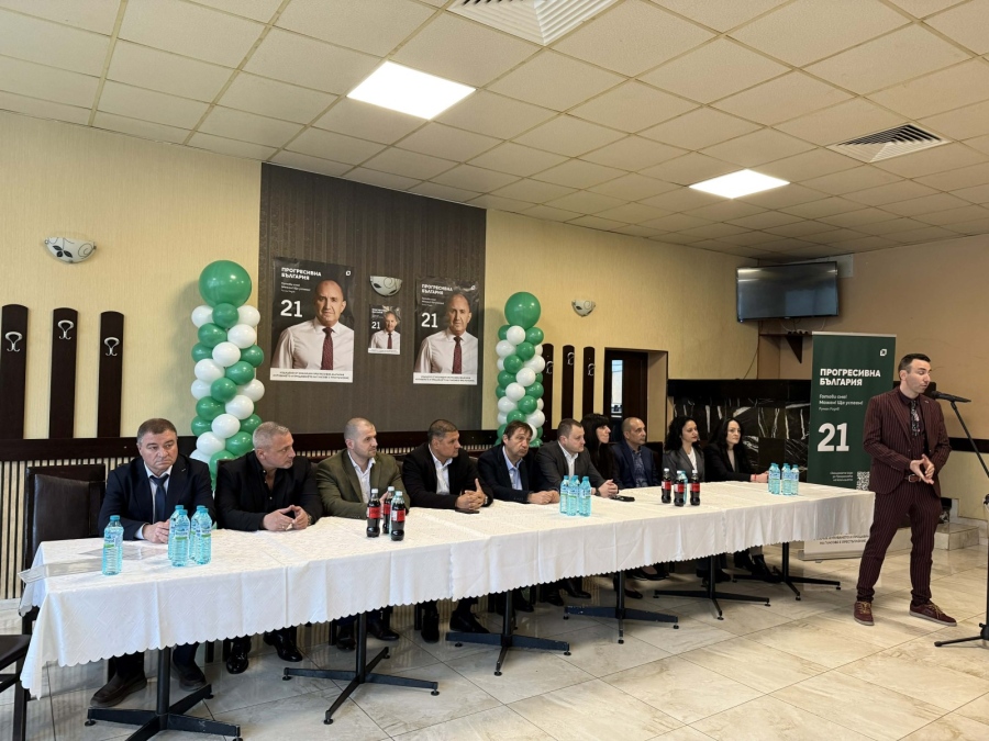 Засилен интерес и препълнена зала при срещата на отбора на Румен Радев с жителите на Мездра