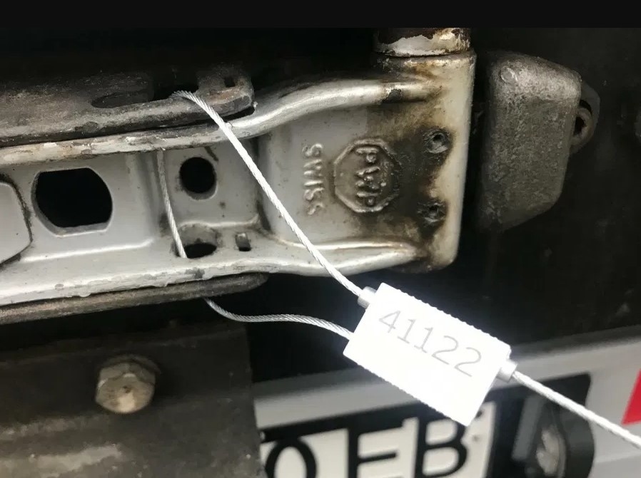 Спипаха три тона дрехи и чанти от различни защитени марки в пломбиран камион