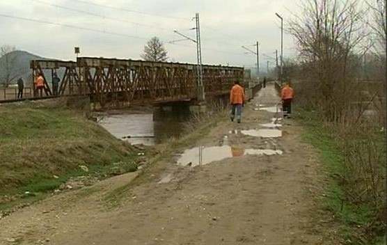 Рибар бере душа, докоснал  с въдицата ел.мрежата на БДЖ