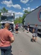 При изпреварване „Хюндай“ се заклещи между два ТИР-а, шофьорът е в болница
