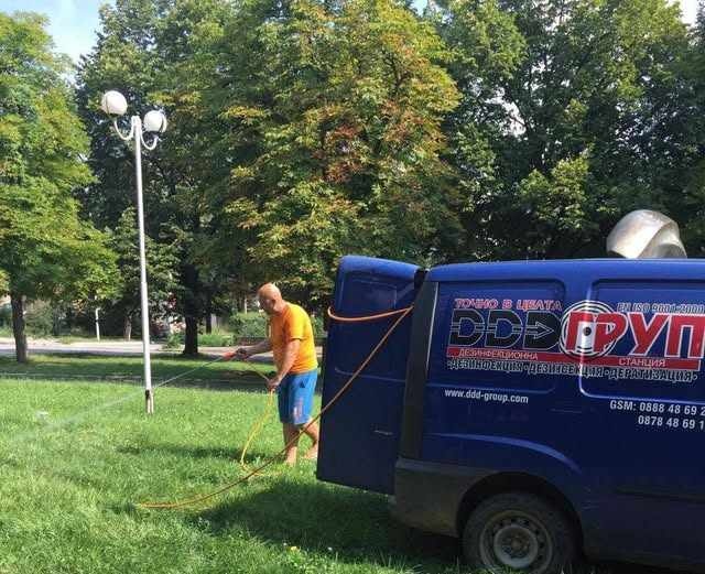 Продължава обработката на зелените площи във Враца