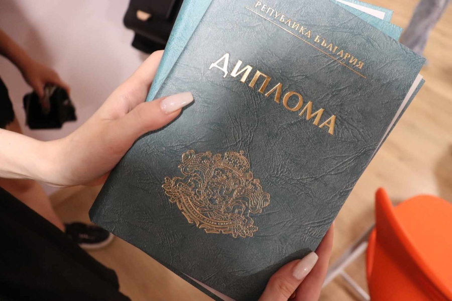 Абитуриентите на СУ „Никола Войводов“ вече с дипломи в ръка