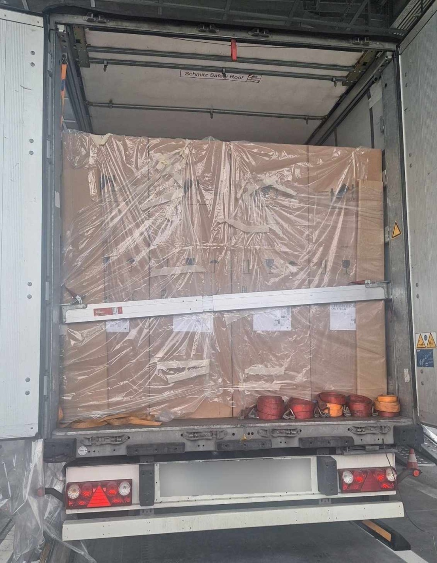 Тикнаха в ареста тираджии, спипани с нелегални цигари за близо 50 000 евро