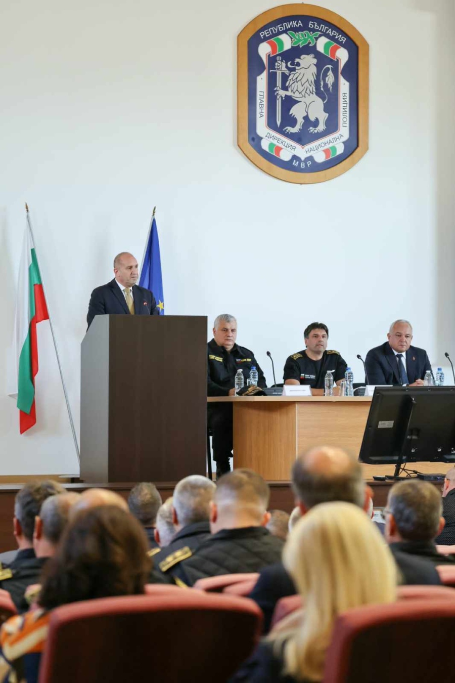 Румен Радев: Голямата задача на МВР е да гарантира че всеки български гражданин ще може да упражни свободно своят вот