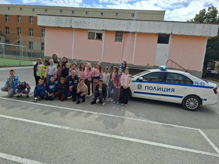 Третокласници от Враца се срещнаха с полицаи и надникнаха в патрулния автомобил