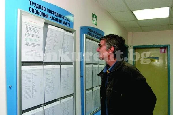 Частници съкращават по 1 000 души за месец