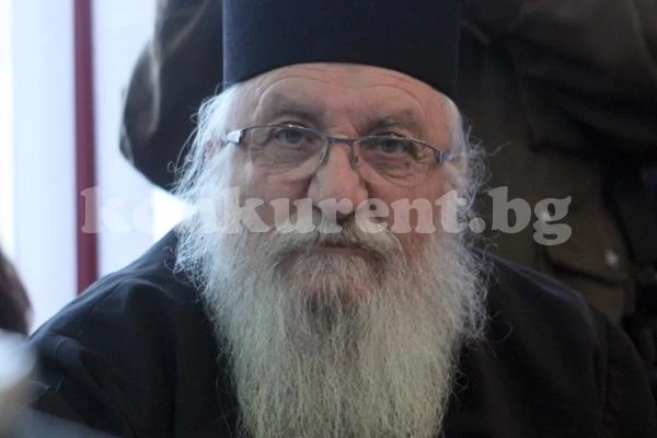Отец Иван събира пари за детски лагер