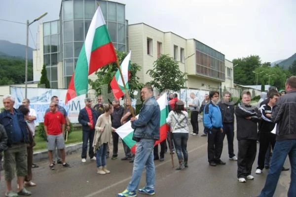 След четири протеста ремонтът на Петрохан потръгна