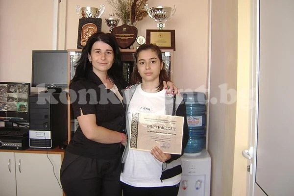 Наградиха ученичка за отлични знания по психология