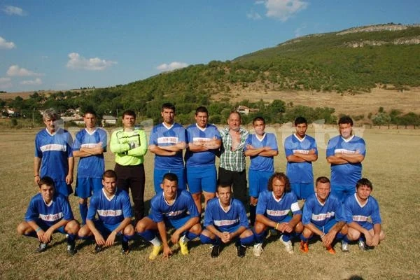 Глезят играчи на Расово с банкет и дискотека