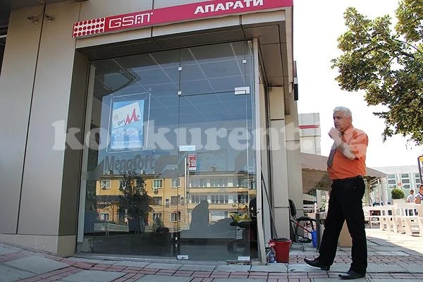 Кола се заби в търговски център „Суми”