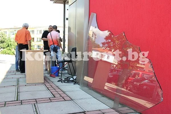 Забилата се в търговския център, фучала с превишена скорост