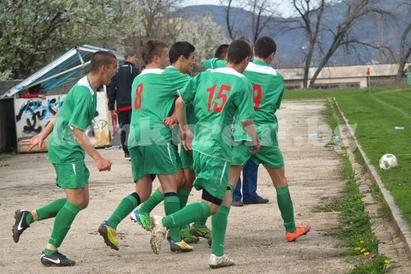 Сценарият от „А” група се повтаря и при юноши