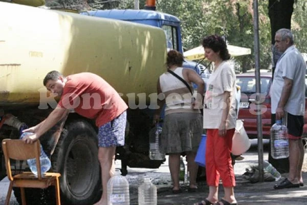 Цяло село пие от водоноски