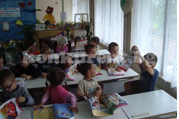 Фирма подари книжки на детска градина