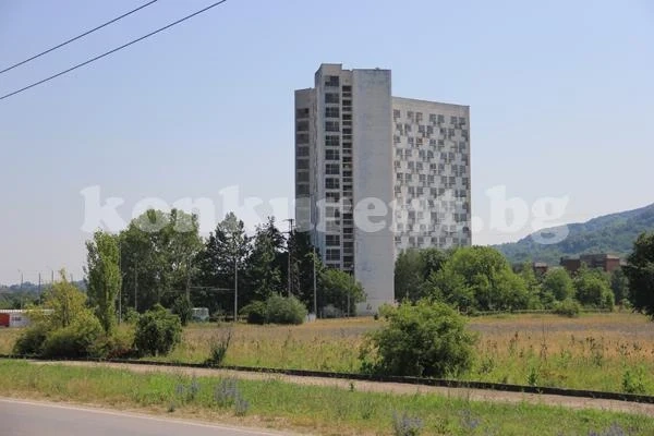 Настаняват работници в ученическия комплекс