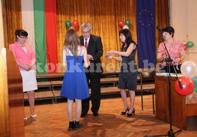 Кмет раздава злато и сребро на отличници