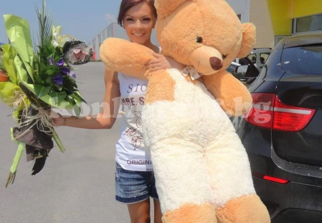 Галена татуира името на сина си
