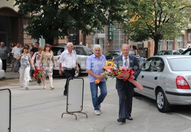 Тежкоатлети ескортират губернатора на Враца