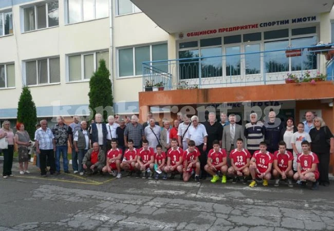 Доайени на волейбола откриха паметна плоча