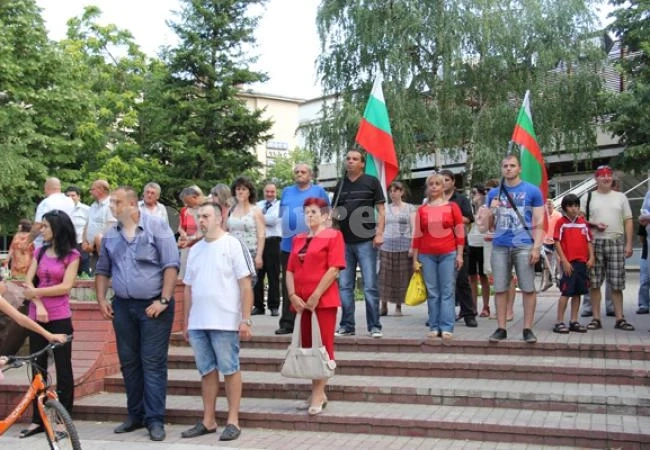 Областен и кмет се срещнаха на протест